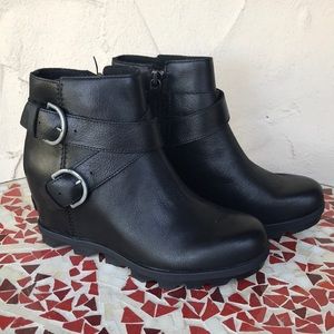 Joan of Arctic Wedge II Buckle boots, size 8 black